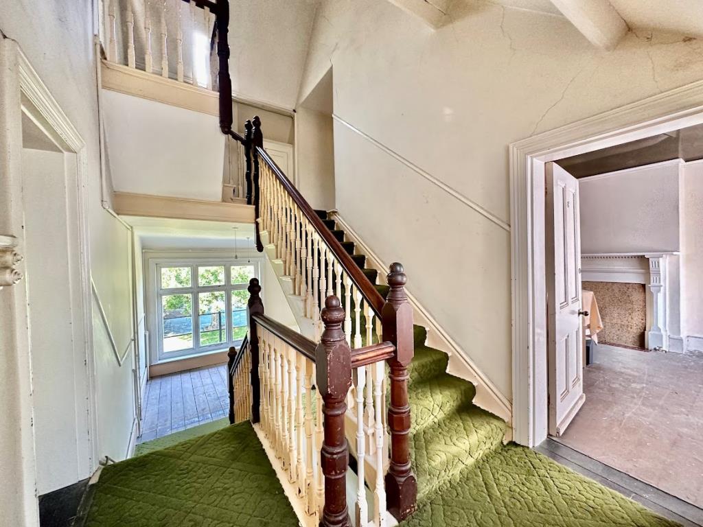 Lot: 77 - SUBSTANTIAL PERIOD PROPERTY WITH POTENTIAL FOR DEVELOPMENT, SET IN ONE-THIRD OF AN ACRE - feature hall stairway to upper floors